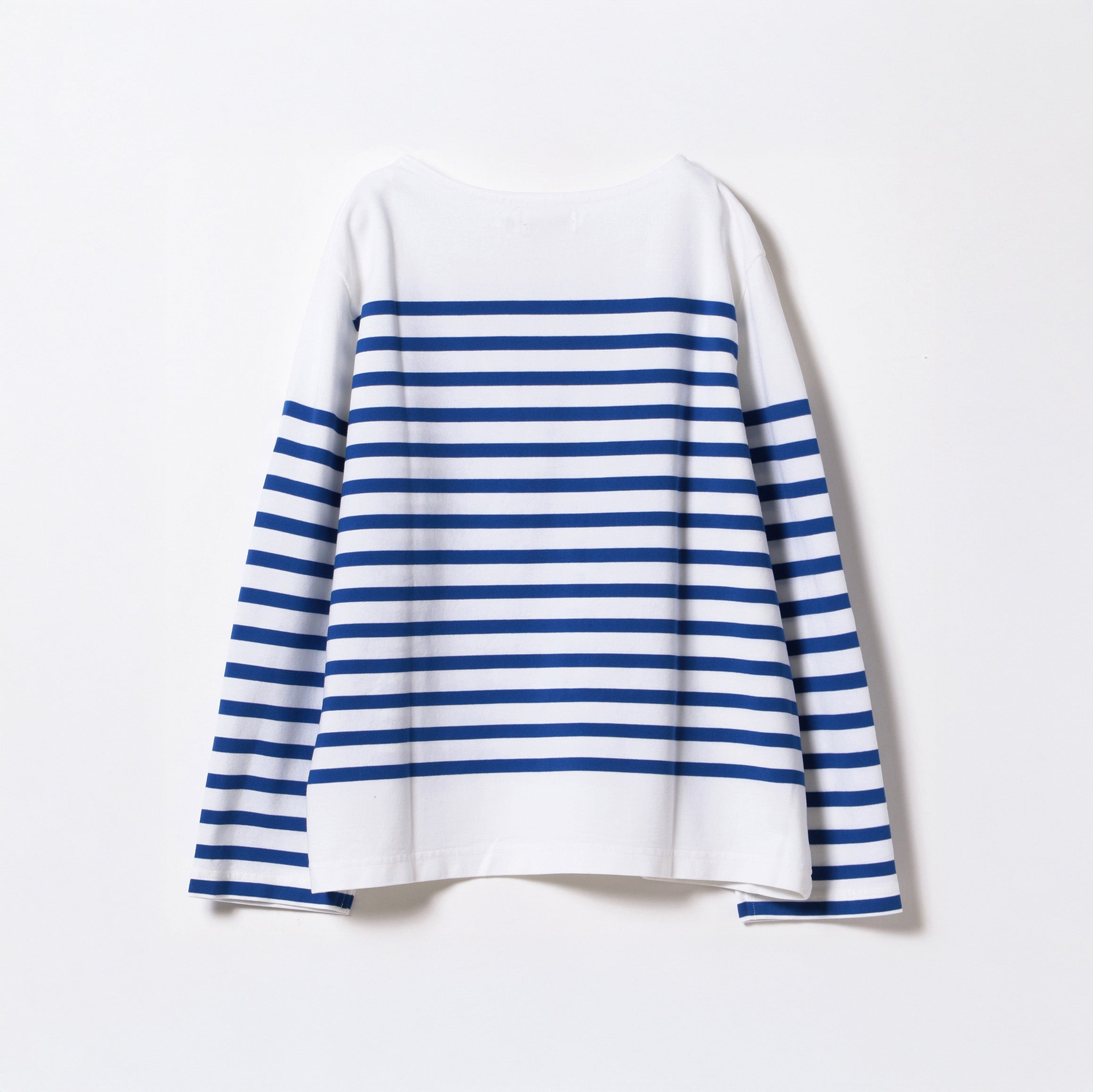 The Beams Boy O.Naval Bdr Big Boatneck, a long-sleeve white shirt with horizontal blue stripes, is shown against a plain white background.