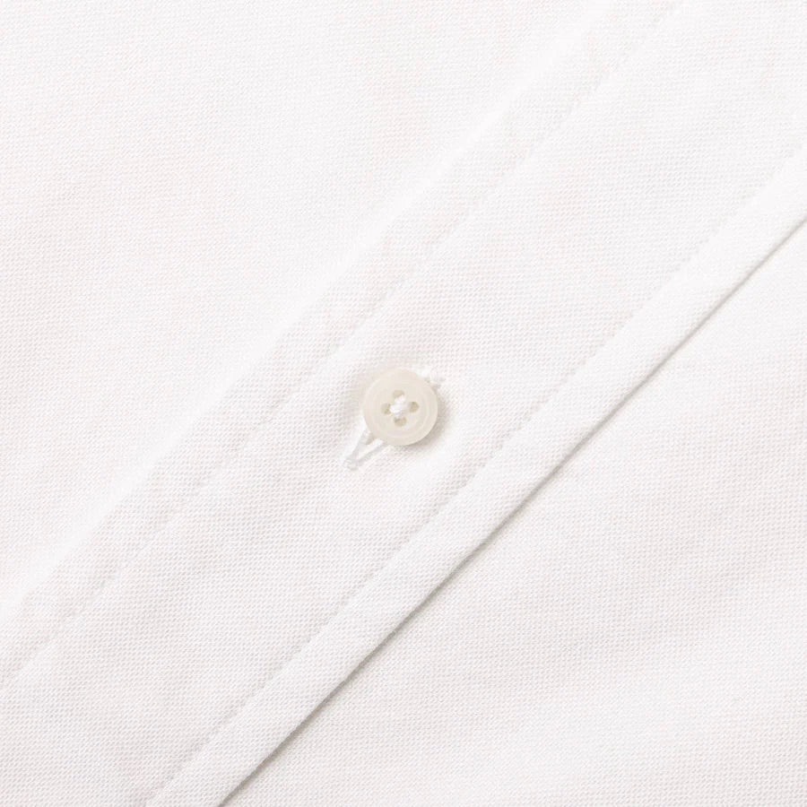 Close-up of the Gitman Vintage Classic White Oxford shirt, showcasing a white button and detailed stitching along the placket.