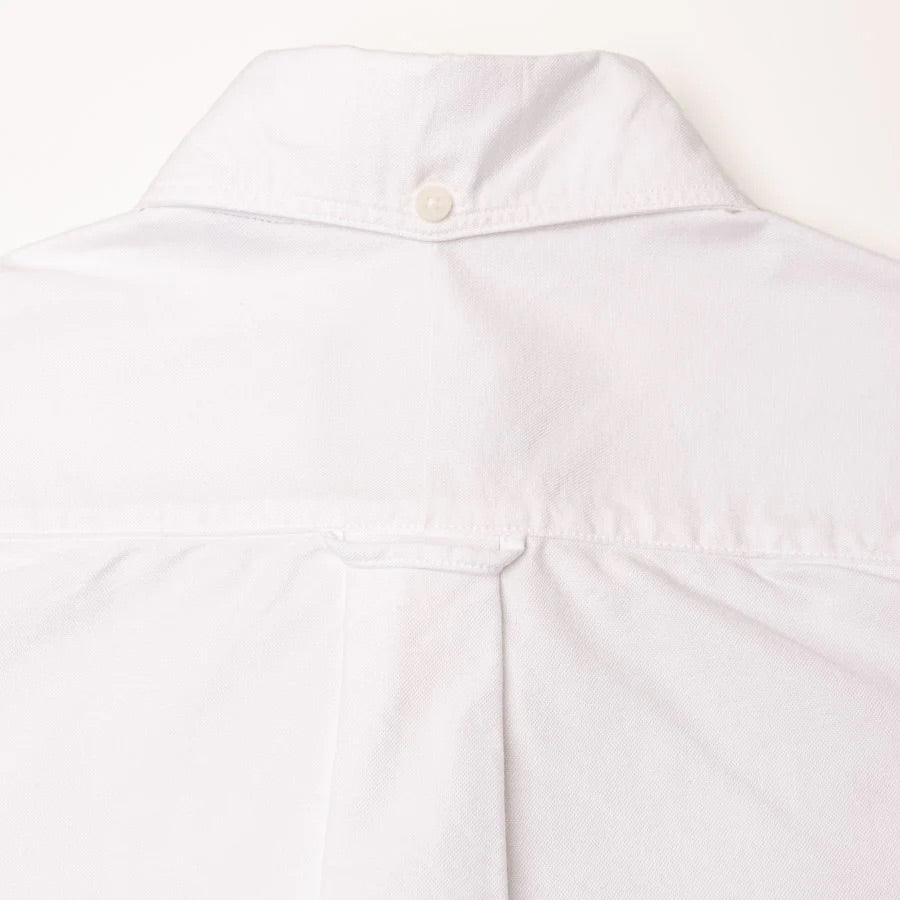 Close-up of the back upper portion of the Gitman Vintage Classic White Oxford, featuring a centered box pleat and a single button on the collar.