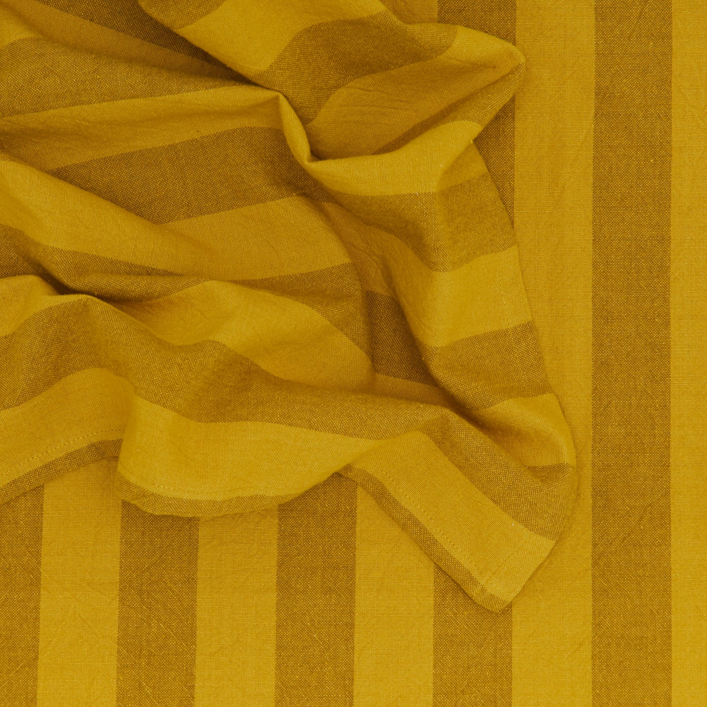 From Hawkins New York's Essential Collection, these yellow-striped placemats (set of 4) add effortless style with their rumpled texture and vertical stripes.