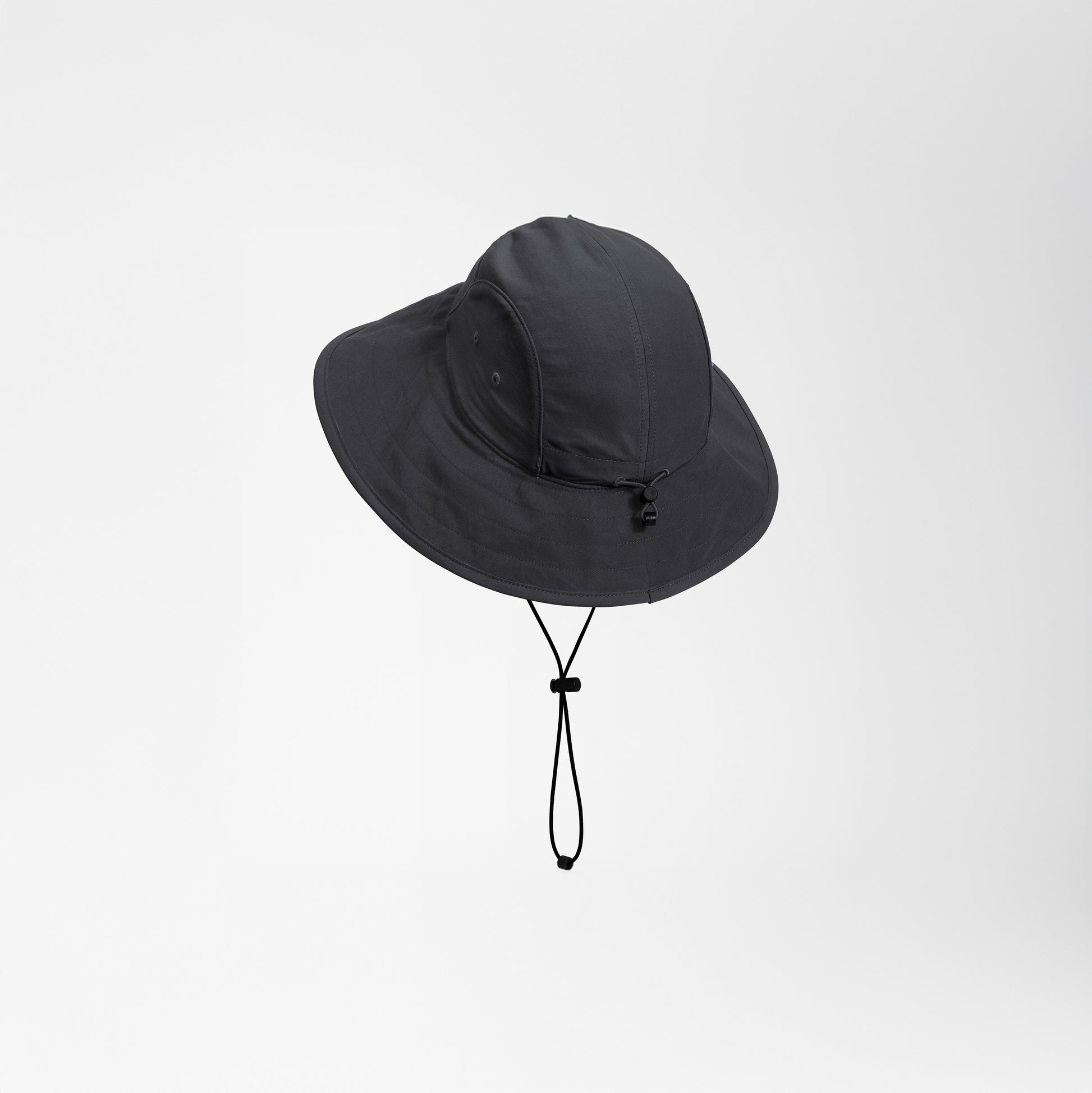 The North Face's W Class V Brimmer, a dark gray wide-brimmed outdoor hat with a chin strap, provides excellent sun protection and quick-drying features, displayed on a plain white background.