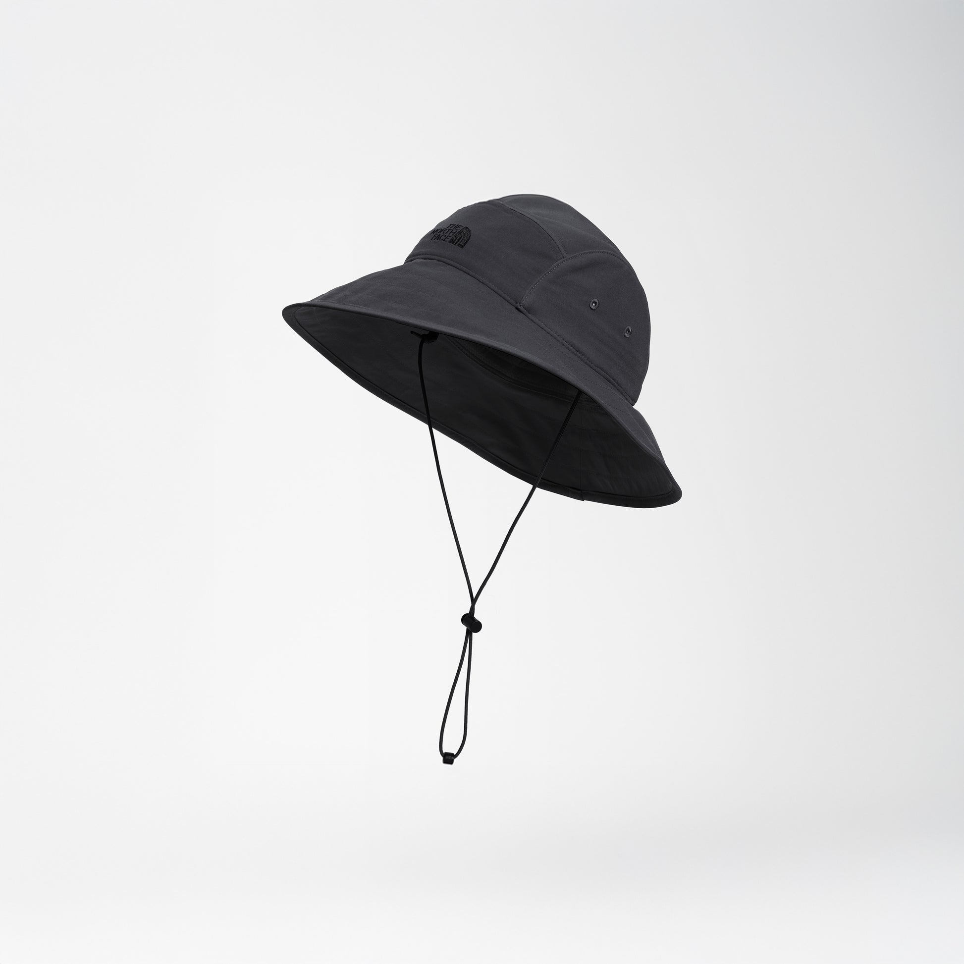 The North Face W Class V Brimmer in black, featuring a wide brim and adjustable chin strap, provides excellent UV protection against a plain white background.