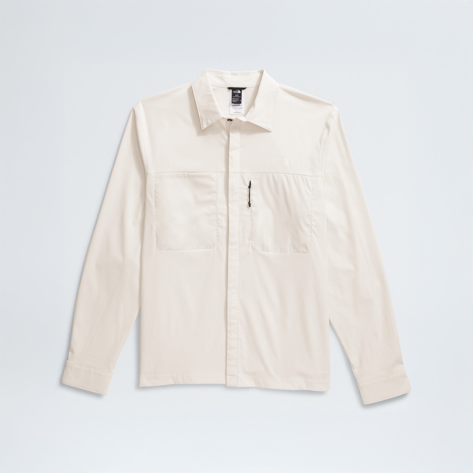 The North Face M L/S LIGHTRANGE Shirt in light beige offers sun-ready coverage and two chest pockets—one with a small zipper—for functional style.