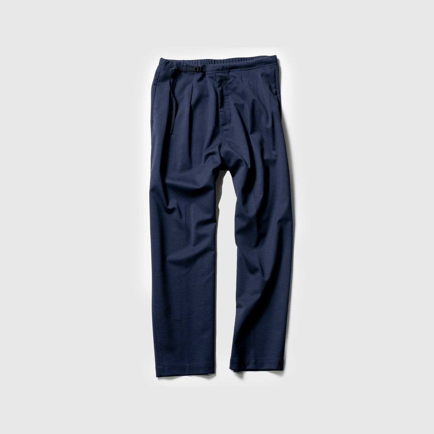 The Seven Gauge Trouser Tropical Wool in Blu features an elastic waistband with a drawstring, artfully displayed against a light gray background.